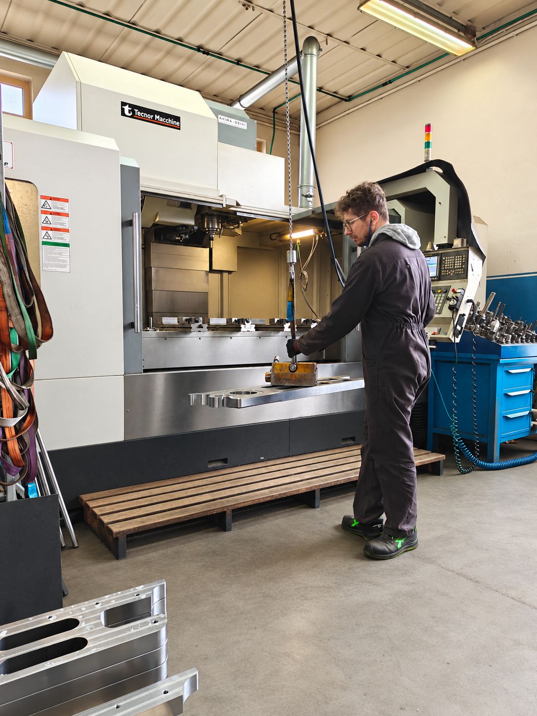 Centro di lavoro CNC AKIRA SEIKI Performa V8 in officina